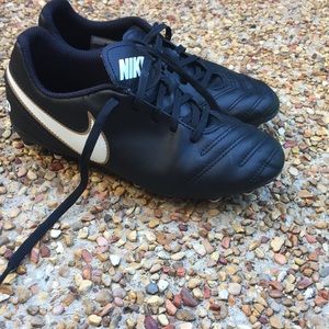 Nike Tiempo soccer cleats youth 4.5